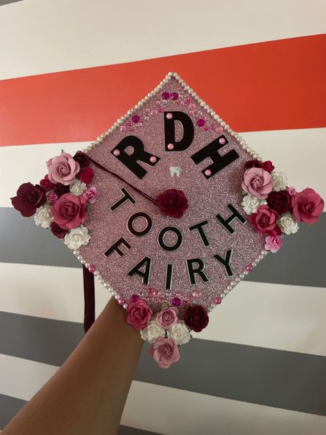 Celebrate your achievement in dental hygiene with a cap design that reflects your passion and dedication to the field. This unique cap design showcases your commitment to promoting oral health and wellness, featuring creative elements that symbolize your journey and the impact you will have on patients' lives. Dental Hygiene School Graduation Caps, Rdh Graduation Cap Dental Hygiene, Tooth Fairy Graduation Cap, Dental Assistant Graduation Cap Ideas, Dental Hygiene Cap Decoration, Tooth Graduation Cap, Dentistry Graduation Cap, Rda Graduation Cap, Dentist Graduation Pictures