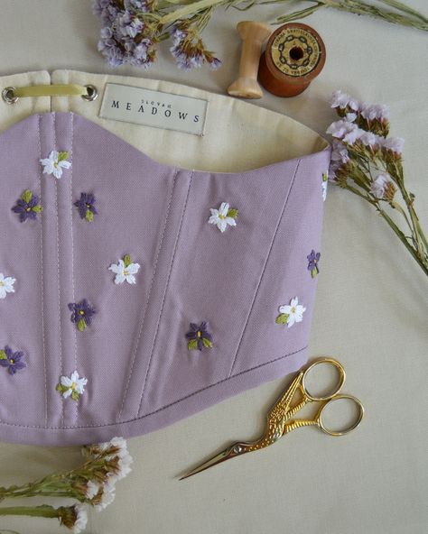 There hasn’t been a close up photo of a corset in a while and this one really deserves it 🌸 I really enjoyed working on it, it’s just perfect for spring/summer 🌿🌸 Diy Corset, Punk Fashion Diy, Cowgirl Wedding, Corset Styles, Corset Outfit, Close Up Photo, Floral Corset, Crazy Outfits, Maid Dress