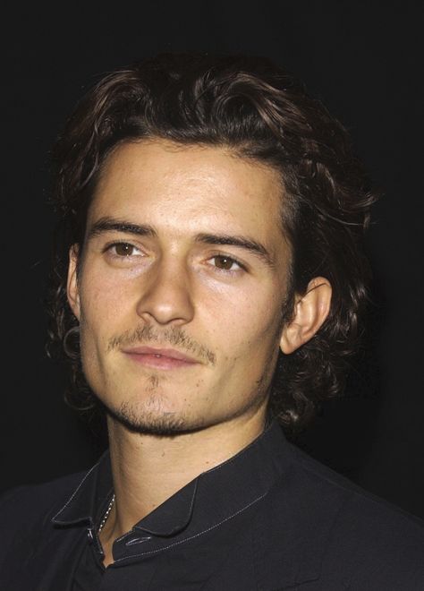 Black Haired Male Actors, Orlando Bloom Curly Hair, Spanish Actors Men, Will From Pirates Of The Caribbean, 2000s Celebrities Men, Lord Of The Rings Orlando Bloom, Orlando Bloom Hair, Orlando Bloom Lord Of The Rings, Hottest Celebrity Men