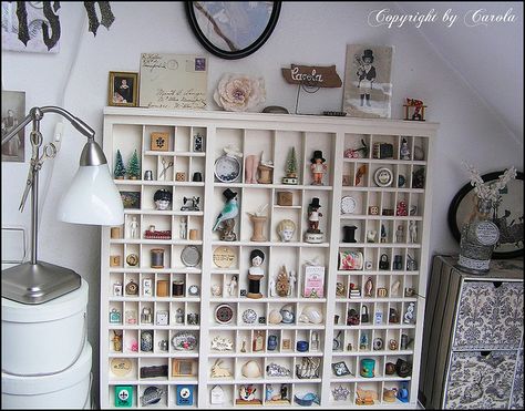 old printers tray curio painted white.  Used to have one, now I can't find one to save my life. Letterpress Drawer, Cabinet Of Curiosity, Printers Drawer, Printers Tray, Tray Display, Shadow Boxes, Displaying Collections, Cubbies, Box Art