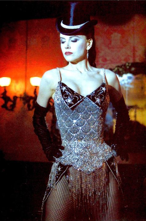 21 Movies You Should Watch Just For The Outfits Moulin Rouge Film, Nicole Kidman Moulin Rouge, Satine Moulin Rouge, Moulin Rouge Outfits, Film Moulin Rouge, Moulin Rouge Costumes, Showgirl Costume, Pierrot Clown, Burlesque Costumes