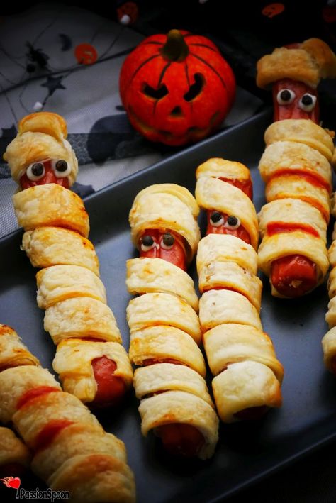 Puff Pastry Mummies, Puff Pastry Halloween, Halloween Pastries, Funny Eyes, Cranberry Punch, Recipe Inspirations, Sausage Wrap, Finger Cookies, Spooky Snacks