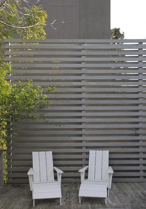 Fence Fashion: 11 Ways to Add Curb Appeal with Horizontal Stripes - Gardenista Fence Paint Colours, Horizontal Slat Fence, Yard Privacy, Simple Backyard, Modern Front Yard, Horizontal Fence, Garden Privacy, Backyard Privacy, Diy Fence