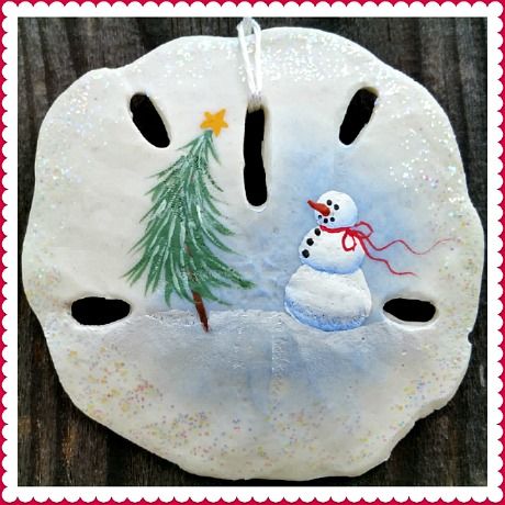 Painting Sand Dollars Ideas, Painted Sand Dollars Christmas, Painted Agate Slices, Christmas Sand Dollars, Sanddollar Ornaments Diy, Painting On Sand Dollars, Sanddollar Painting Ideas, Sand Dollar Painting Ideas, Painted Sand Dollars Ideas