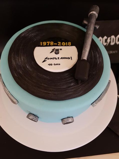 Music Inspired Birthday Cakes, Record Cakes Vinyl, Vinyl Record Cake Ideas, Vinyl Cake Ideas, Vinyl Birthday Cake, Record Player Cake Ideas, Vinyl Record Cake, 70s Cake, Vinyl Cake