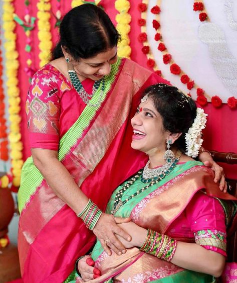 Seemantham Couple Photos, Bby Shower Photoshoot, Seemantham Photoshoot Ideas, Srimantham Photoshoot Saree, Srimantham Photo Poses, Seemantham Photo Poses Traditional, Sreemantham Photoshoot Traditional, Sreemantham Pics, Seemantham Stills