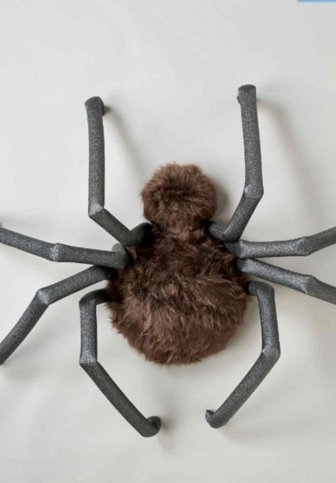 Diy Giant Spider Halloween, Giant Spiders Diy, Diy Spiders, Halloween Spiders, Mummy Halloween, Halloween Spider Decorations, Spiders Scary, Spider Decorations, Giant Spider