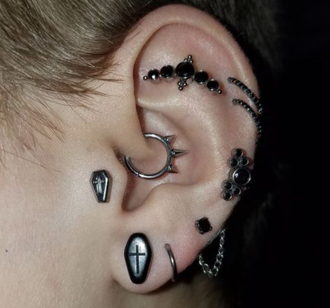 Piercing Inspo Ear, Body Modification Piercings, Ear Curation, Multiple Ear Piercing, Piercing Inspo, Cool Ear Piercings, Pretty Ear Piercings, Cool Piercings, Accessories Ear