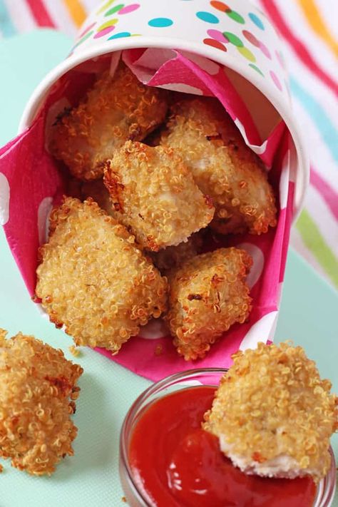 These delicious Crispy Baked Quinoa Chicken Nuggets are a tasty and healthy twist on a classic children's favourite! Baked Quinoa, Snacks For Toddlers, Healthy Chicken Nuggets, Homemade Chicken Nuggets, Chicken Nugget Recipes, Fussy Eaters, Homemade Baby Foods, Easy Meals For Kids, Winner Winner