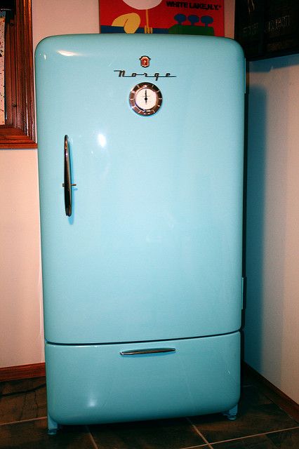 Antique Fridge, Old Fridge, Tiny Fridge, Paint Refrigerator, Vintage Fridge, Vintage Refrigerator, Refrigerator Brands, Retro Appliances, Fridge Shelves