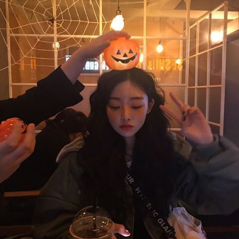 Korean Things : ˗ˏˋ Halloween 2 ˎˊ˗ ulzzang icons;  send... Catfish Girl, Girl Themes, Halloween Photoshoot, Aesthetic People, Korean Aesthetic, Theme Halloween, Uzzlang Girl, Ulzzang Fashion, Cute Poses