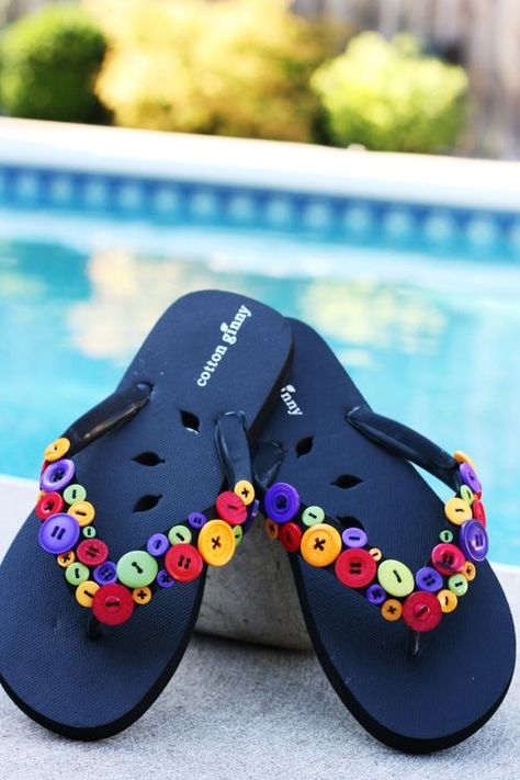 Love these DIY button flip flops. Just may have to give it a try! Flip Flop Craft, Decorating Flip Flops, Diy Sandals, Comfortable Flip Flops, Diy Buttons, How To Make Buttons, Button Art, Flip Flop Shoes, Button Jewelry