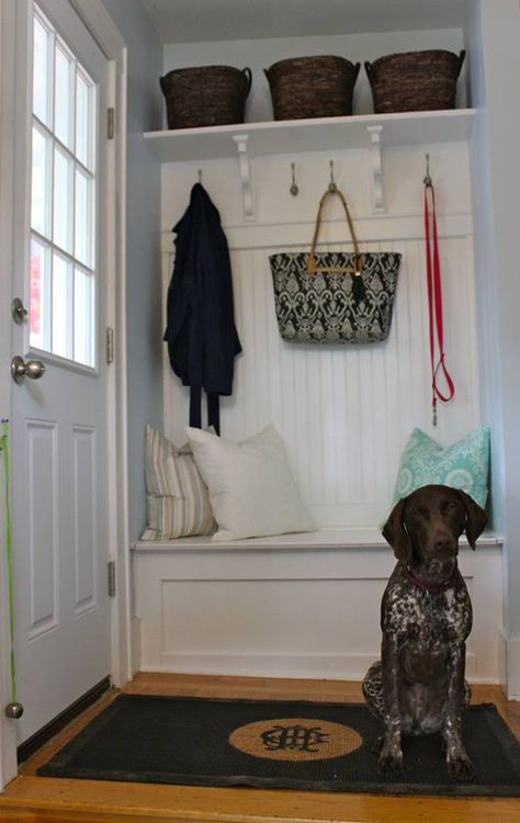 This Old House - mini mud room... Would be even better if the bench opened up for shoe storage Corner Bench With Storage, Vstupná Hala, Porch Storage, Bench Seats, Corner Storage, Foyer Decorating, This Old House, Kitchen Corner, Boot Room