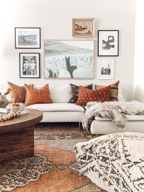 4 Ideas you can do to add character to your rental — REBECCA & GENEVIEVE Tv Place, Pmu Studio, Living Room Design Boho, Funky Living Rooms, Apt Decor, Bohemian Living Rooms, Bohemian Living Room, Design App, Boho Living