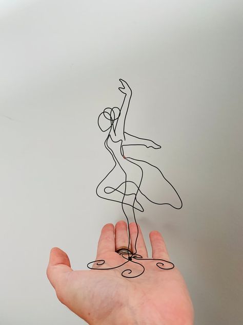 Dancing Sculpture, Classical Decor, Teen Desk, Ballerina Figurines, Hawaiian Dancers, Wire Ornaments, Dancers Art, Art Wire, Ballerina Dancing