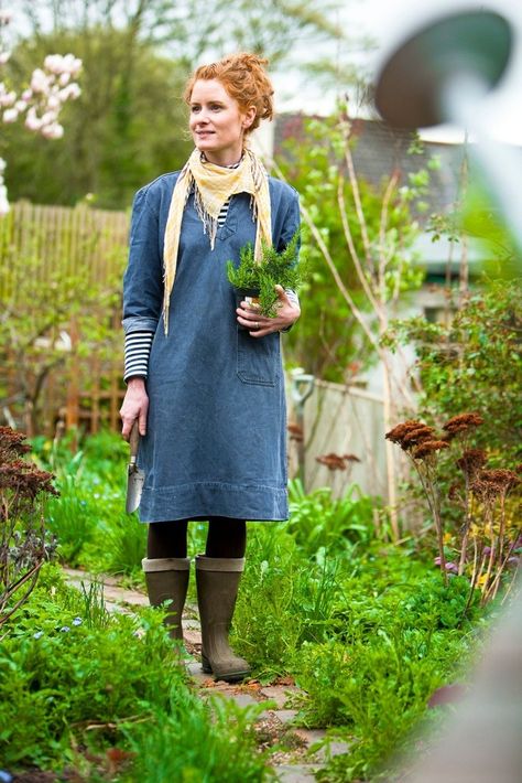 Garden Smock, Gardening Clothes, Alys Fowler, Wooly Jumper, Estilo Hippy, Cottage Charm, Wellington Boot, Gardening Outfit, Garden Girls