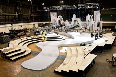 Fashion Stage Design, Catwalk Design, Runway Design, Concert Stage Design, Round Building, Tv Set Design, Fashion Stage, Stage Design Ideas, Wedding Stage Design