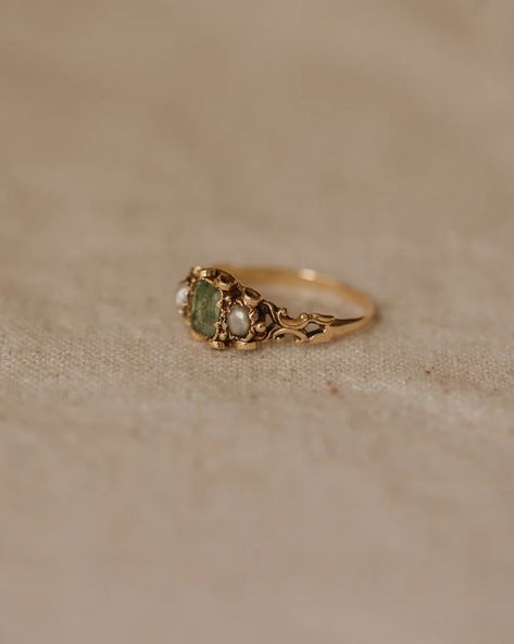 Unconventional Engagement Rings Vintage, Green Gem Engagement Ring, Earthy Engagement Ring, Rings Engagement Green, Dainty Vintage Engagement Rings, Vintage Jewellery Aesthetic, 1920s Rings, Vintage Rings Aesthetic, Vintage Engagement Rings Unique 1920s