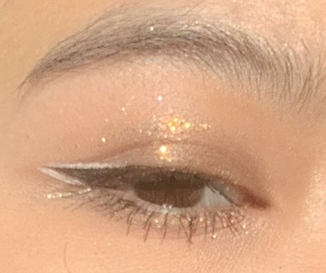 Nyx White Eyeliner Looks, White Eyeliner Gold Eyeshadow, Gold Glitter Liner Eye Makeup, Glittery Eye Makeup Hooded Eyes, White Contour Makeup, Gold And White Eyeshadow, Simple White Liner Looks, Minimal Glitter Makeup, White Gold Makeup Looks