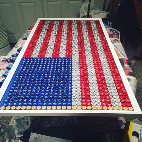 Beer bottle cap table made with all American Beers Bottle Cap Table Top, Beer Caps Diy, Beer Cap Projects, Beer Cap Table, Beer Bottle Cap Art, Beer Bottle Crafts, Diy Bottle Cap Crafts, Beer Cap Art, Bottle Top Crafts