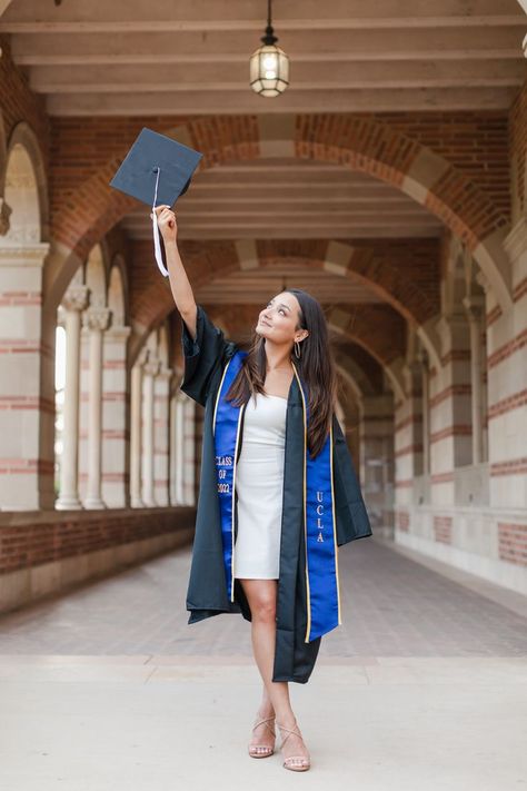 Graduation Hat Pictures, Girly Graduation Poses, Graduation Poses For Females, Graduation Photos For Women, Pinterest Graduation Photos, Girl Photoshooting Ideas Graduation, Native Graduation Pictures, Poses For Graduation Photos Studio, Photo Poses For Graduation