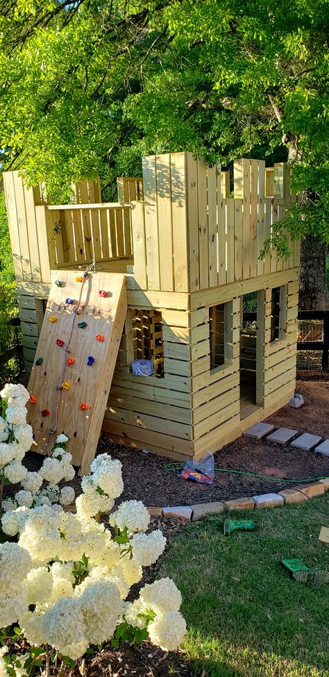 Play Castle Outdoor, Tree House No Tree, Backyard Castle Playhouse, Pallet Castle Playhouse, Castle Playhouse Outdoor, Under Playhouse Ideas Outside, Elevated Playhouse Plans, Wood Pallet Playhouse, Platform Playhouse Diy