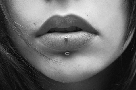 sexy tongue piercings Black Lip Piercing, Lip Piercing Girl, Spiky Snake Bites Piercing, Emo Nose Piercing, Grunge Lip Piercing, Lower Lip Piercing, Piercing Face, Labret Vertical, Labret Piercing