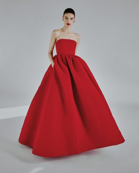 CAROLINA HERRERA (@carolinaherrera) • Fotos y vídeos de Instagram Carolina Herrera Gown, Strapless Ball Gown, Carolina Herrera Dresses, Dome Earrings, Special Occasion Gowns, Runway Fashion Couture, Gold Starburst, Photoshoot Dress, Red Gowns