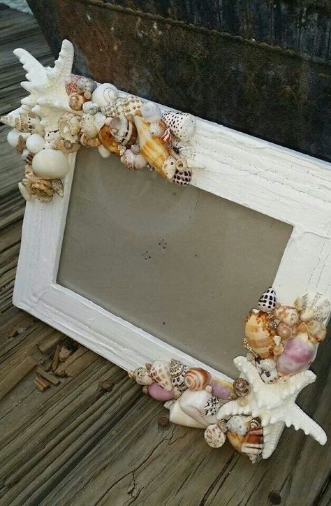 Seashells Picture Frame, Frame With Seashells, Seashell Picture Frames Diy Shells, Beach Photo Frame Ideas, Sea Shell Picture Frame Diy, Beachy Picture Frames, Shell Frames Ideas, Beach Picture Frame, Seashell Mirror Frame