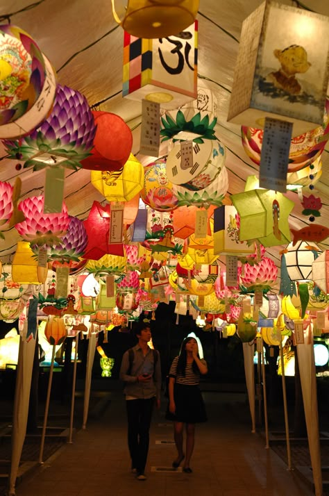 Please come see the meticulously crafted and exquisite lanterns made of hanji, traditional handmade Korean paper made from mulberry bark Korean Decoration Traditional, Korean Lantern, Korean Decor, Traditional Lanterns, Japanese Lanterns, Lantern Festival, How To Make Lanterns, Lantern Lamp, Traditional Korean