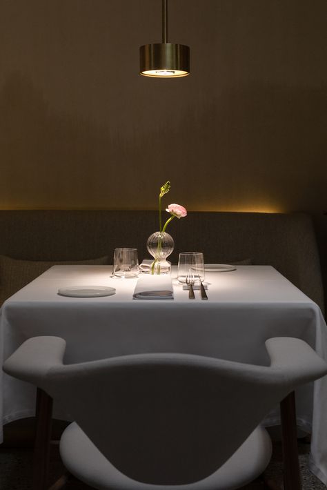 Restaurant Table Lighting, Fine Dining Interior Design, Restraunt Aesthetic, Fine Dining Restaurant Interior Design, Fine Dining Table, Restaurant Table Decor, Moscow Restaurant, Market Restaurant, Restaurant Lighting