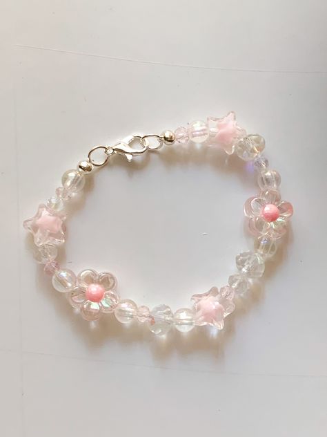 Star Bracelet Y2k, White Pearls Jewelry, Pink Bead Jewelry, Pink Beads Bracelets, Bead Bracelets Aesthetic, Beads Bracelets Aesthetic, Jewerly Diy Ideas, Aesthetic Bead Bracelet, Beaded Bracelets Pink