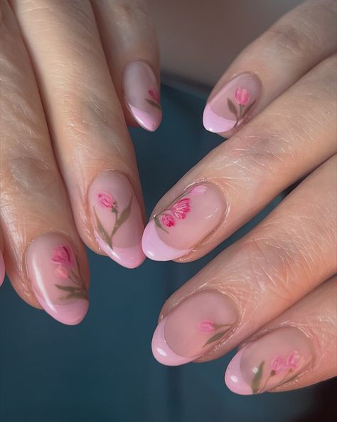 Nails Inspiration Floral, Nails With Tips Colored, Tulip Inspired Nails, Pink Gel Nail Art, Pink Tulip Nails, Tulips Nails Design, Nail Art On Pink Nails, Flower Designs Nails, Pink Flower Nail Designs