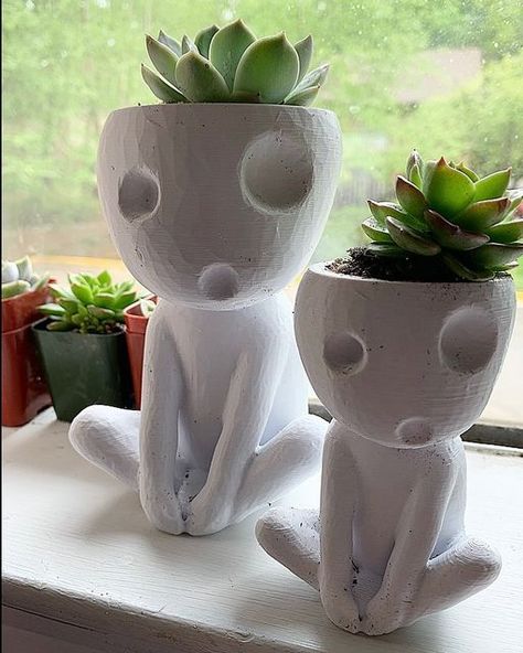 Clay Flower Pot Ideas Diy Crafts, Princess Mononoke Clay Art, Pinch Pot Planter, Clay Flower Pots Ideas, Diy Clay Pots For Plants, Air Dry Clay Flower Pots, Cute Clay Pots, Cool Plant Pots, Studio Ghibli Ceramics