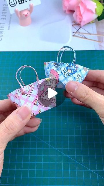 Easy Paper Bags Diy, Mini Paper Bags Diy, Paper Bag Crafts Diy, Diy Paper Purses, Mini Paper Bag, How To Make A Paper Bag, Mini Gift Bags, Paper Bag Crafts, Origami Bag