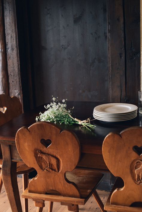 Alpine Cottage Interior, Swiss Furniture Design, German Interior Design Traditional, Bavarian Cabin, Swiss Interior Design, Switzerland Decor, Switzerland Chalet, Swiss Cabin, Swiss Decor