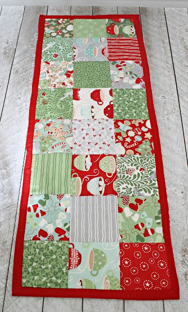 Quilts Simple, Christmas Table Runner Pattern, Quilted Table Runners Christmas, Christmas Quilting Projects, Table Runner Tutorial, Table Runner Diy, Patchwork Table Runner, Holiday Table Runner, Quilted Table Runners Patterns