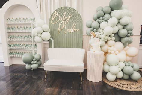 Sage Baby Shower Dress, Gender Reveal Sage Green, Chic Boy Baby Shower Ideas, Pastel Green Baby Shower Ideas, Sage Gender Reveal, Green Gender Reveal Party, Outdoor Boy Baby Shower Ideas, Green And Cream Baby Shower Decor, Sage And Cream Baby Shower Ideas