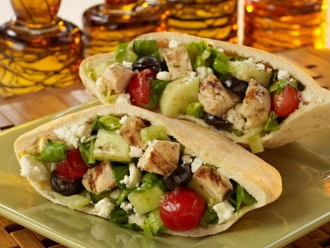 Greek Chicken Pita Sandwich Chicken Pita Wrap, Chicken Breast Sandwich Recipes, Chicken Pita Sandwich, Chicken Pita Recipes, Greek Chicken Pita, Pita Sandwich, Pita Wrap, Pita Recipes, Breaded Chicken Tenders