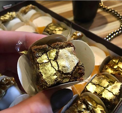 Golden Birthday Party Favors, Gold Party Food Ideas, Golden Brownies, Golden Birthday Aesthetic, 24kgoldn Aesthetic Birthday, Gold Desserts, Cheetah Birthday Party, Gold Dessert Table, Decorated Brownies