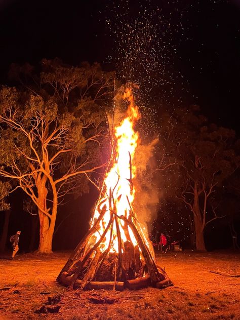 camping aesthetic Instagram Insta bonfire Bonfire In Forest, Giant Bonfire, Bonfire Party Aesthetic, Beltane Festival, Huge Bonfire, Bonfire Aesthetic, Newt Tmr, Bonfire Birthday, Celtic Tattoo Symbols