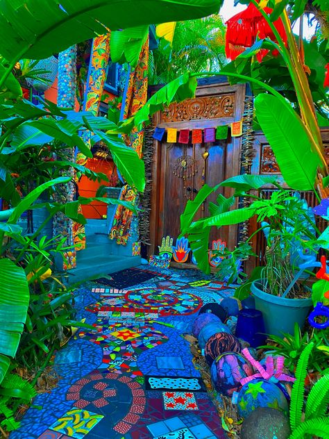 Trippy Garden, Trippy House, Home Gardening Ideas, Arizona Decor, Funky House, Gardening Diy, Music Center, Art And Music, Twitter Artist