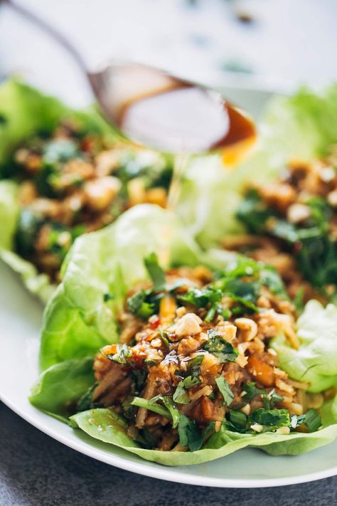 Peanut Chicken Lettuce Wraps with a Ginger Garlic sauce - made from scratch with chicken, peanuts, rice noodles, and extra sauce for serving! #easyrecipe #healthy #cleaneating #chicken | pinchofyum.com Peanut Chicken Lettuce Wraps, Salat Wraps, Pinch Of Yum, Garlic Sauce Recipe, Lettuce Wrap, Peanut Chicken, Chicken Lettuce Wraps, Peanut Sauce, Lettuce Wraps