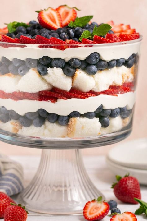 Summertime is all about strawberries! And this strawberry angel food cake dessert recipe is no exception. My gluten-free berry trifle is made with soft and moist cake, strawberries, blueberries, and layers of dairy-free cream cheese whipped topping. An easy summer dessert recipe that’s light, sweet, and perfect for any occasion. Easy Berry Trifle Recipe, Oreo Trifle, Snickers Dessert, Pudding Recept, Trifle Recipes Easy, Easy Trifle, Dessert Crepes, Life Love And Sugar, Fruit Trifle