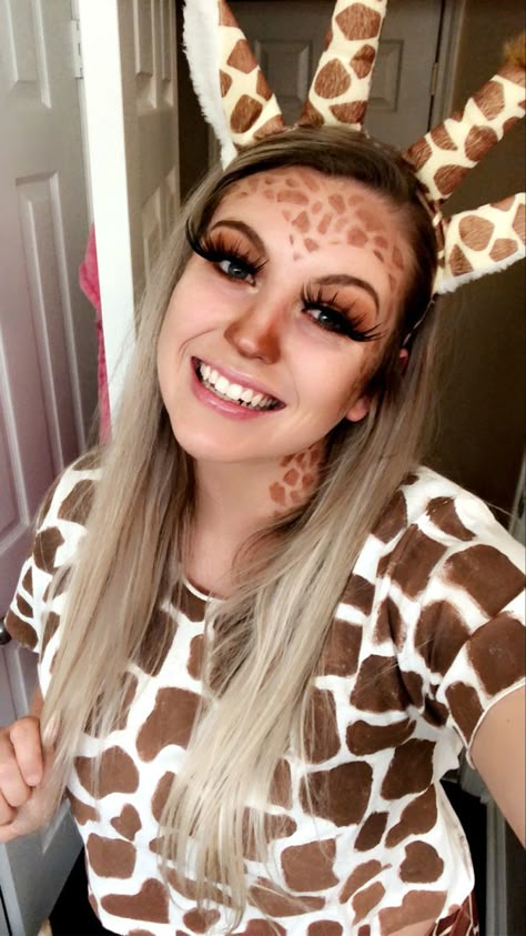 Giraffe Makeup Face, Giraffe Make Up Halloween, Giraffe Costume Makeup, Giraffe Costume Women Makeup, Homemade Giraffe Costume, Giraffe Face Makeup, Zoo Theme Halloween Costumes, Diy Halloween Animal Costumes, Giraffe Diy Costume