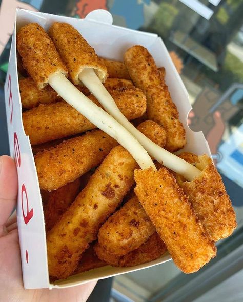 Junk Food Snacks, Food Babe, Food Therapy, Cheese Sticks, Yummy Comfort Food, Think Food, Sweet Snacks Recipes, Delicious Snacks Recipes, Fried Food