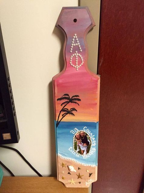 Beach Paddle Sorority, Beach Sorority Paddles, Sorority Pics, 21st Paddle, Chi Omega Crafts, Big Little Paddles, Beach Themed Art, Greek Crafts, Paddle Ideas