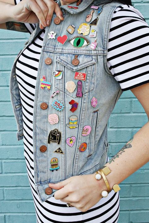 Enamel pin vest! Denim Print, Jacket Pins, Future Style, Jean Vest, Zooey Deschanel, Patches Jacket, Soft Grunge, Disney Pins, Disney Style