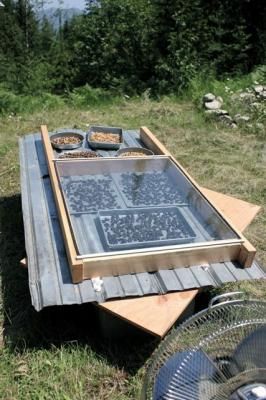 Quick and easy solar dehydrator Solar Dehydrator Diy Simple, Solar Dehydrator, Food Dryer, Solaire Diy, Solar Cooking, Solar Oven, Homesteading Skills, Living Off The Land, Homestead Survival