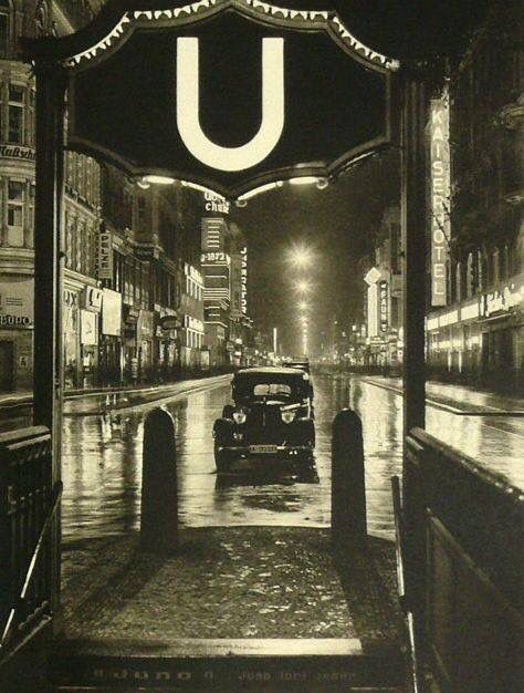 Friedrichstrasse Berlin 1920s Berlin At Night, Goodbye To Berlin, Berlin Architecture, Le Corbusier Architecture, Villa Savoye, Old Pics, U Bahn, Berlin Germany, Cabaret